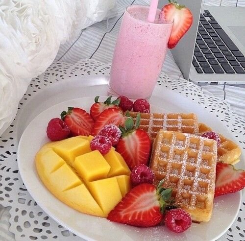 waffle and strawberries smoothies