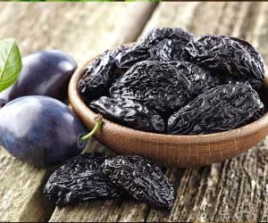 dried prunes image