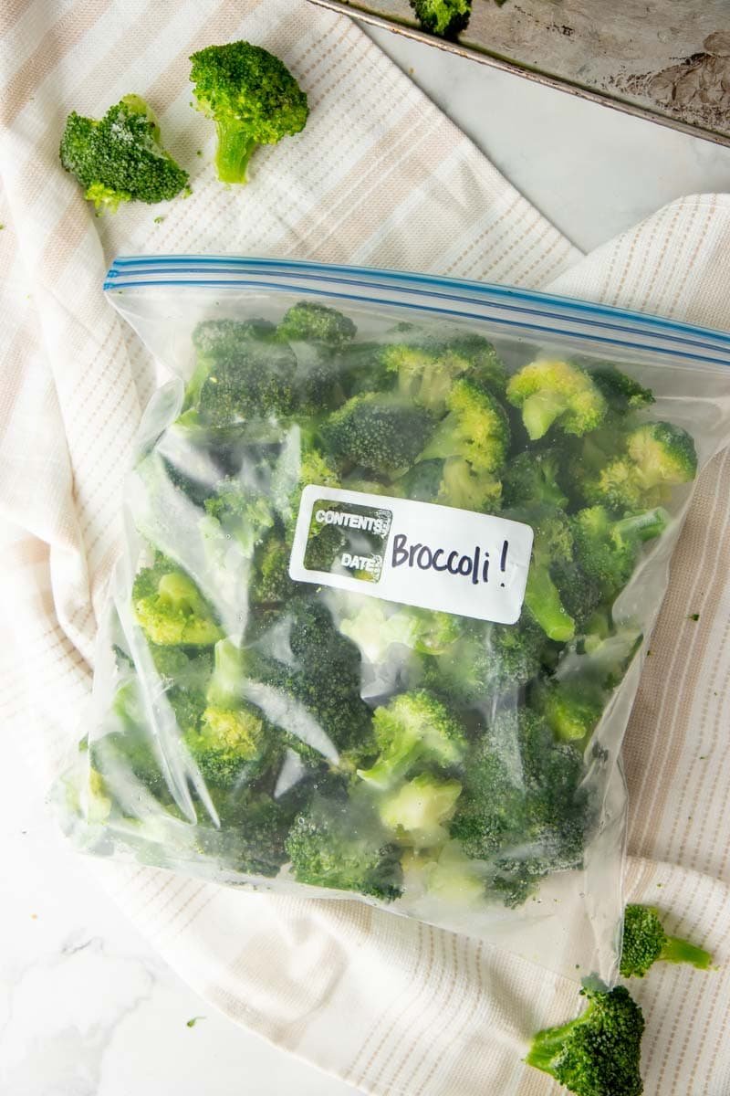 how-to-freeze-broccoli-freezer-bag easily-kookybakes.com