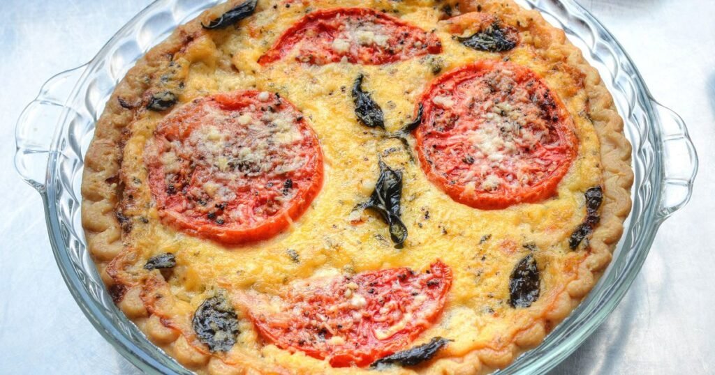 tomato pie pizza without mayonnaise served in glass plate-kookybakes.com