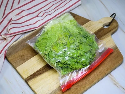 Bagged-Up-Lettuce for freezing in zip lock bag-kookybakes.com